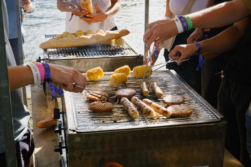 The first fully vegetarian OWee strikes a chord: has the turning point been reached? Studenten draaien hun mais, brood en vleesvervangers op de barbecue.