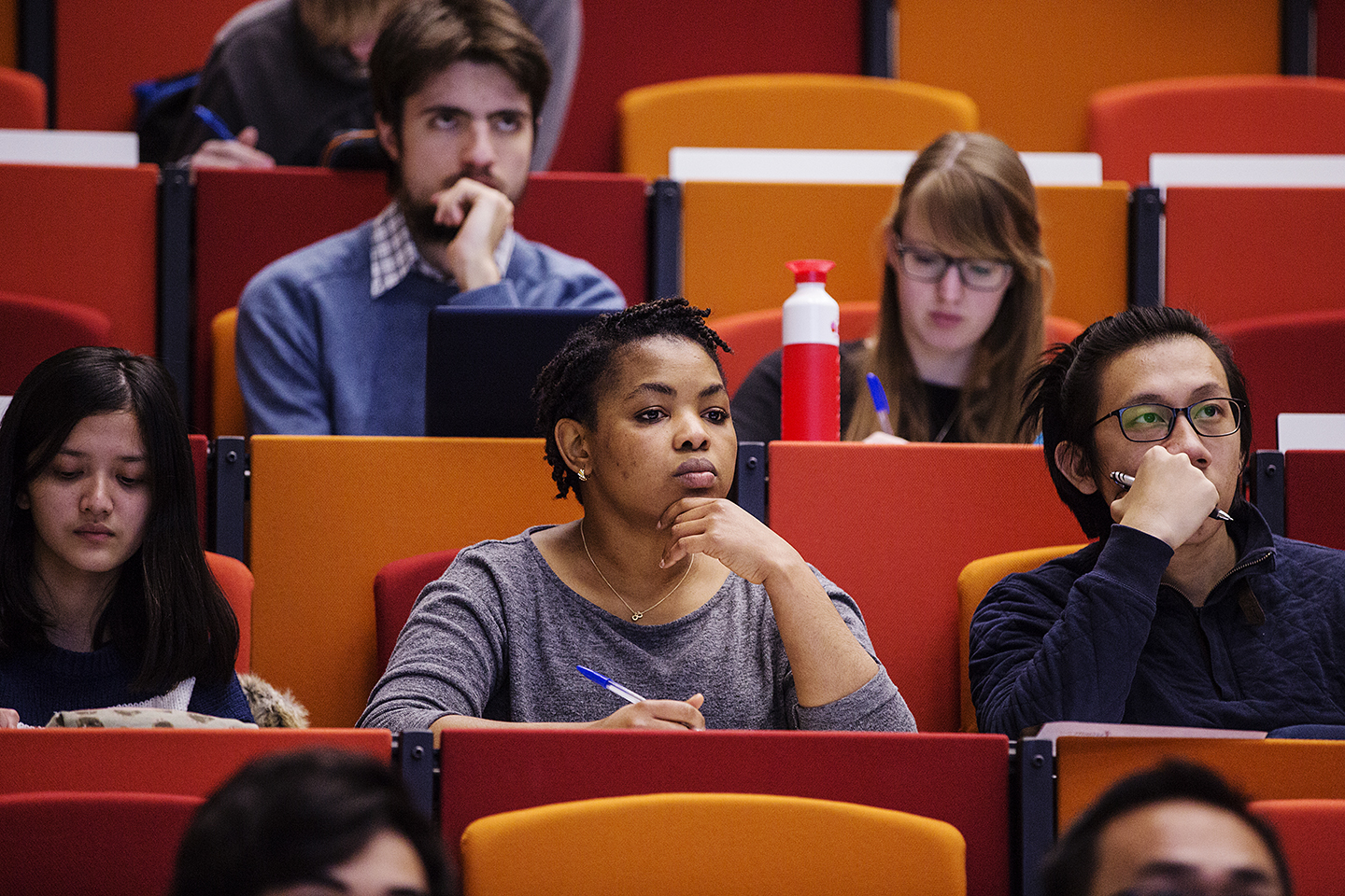 Over meisjes, collegezalen en een paaltje bij L&R