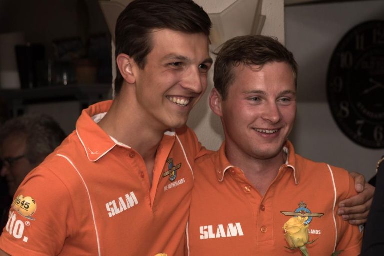 Sjors van Loon (9e plaats) en Sjoerd van Empelen tijdens receptie op Terlet (Foto: Eduard Willems)