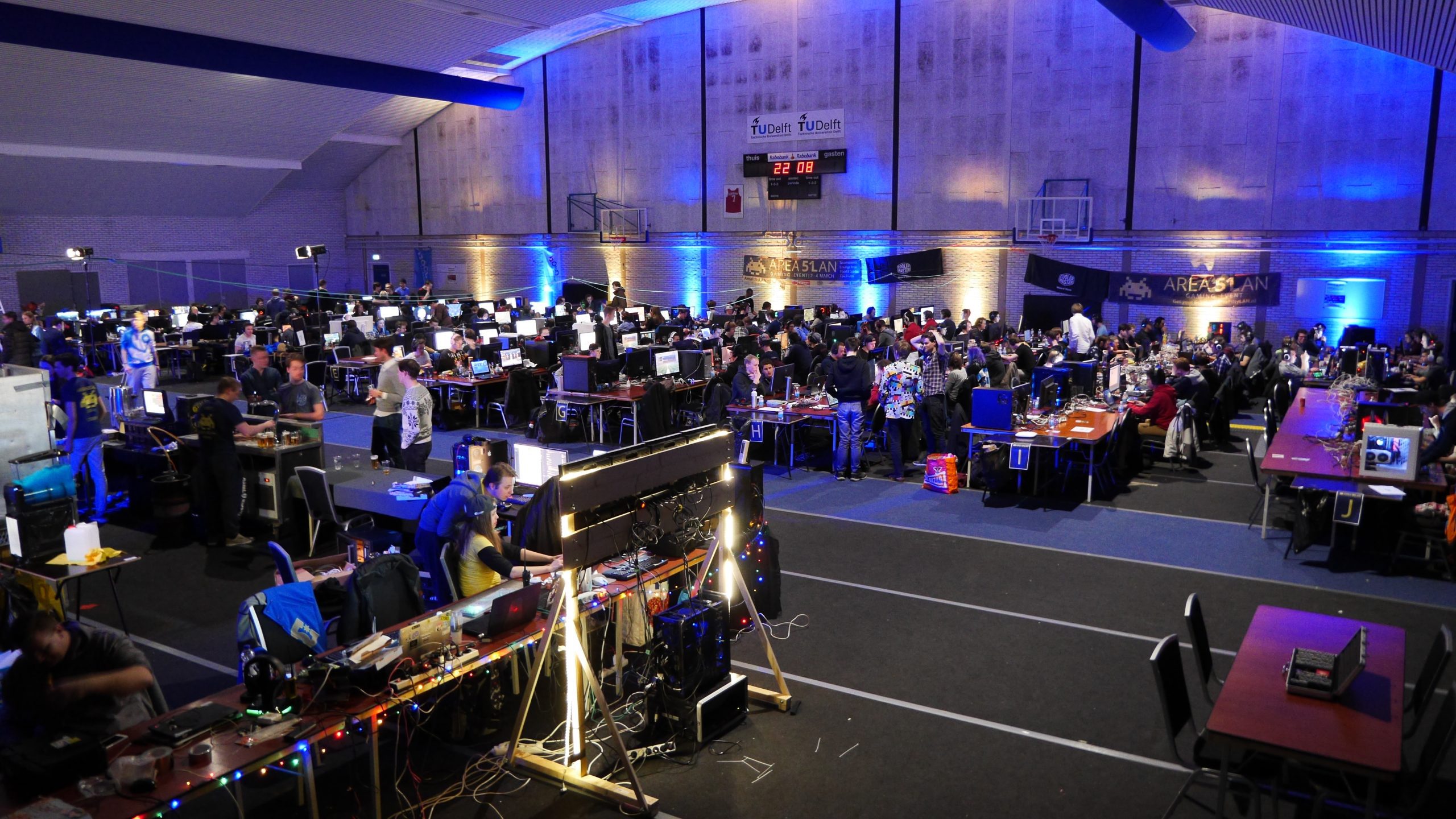 LAN-party: kilometers kabel en liters energydrink