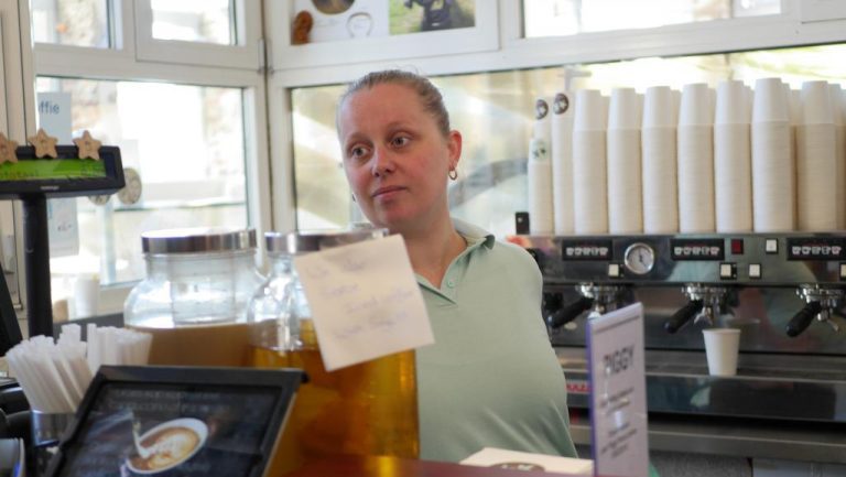 BK%20espressobar%20medewerkster%20-%20foto%20RvT.JPG