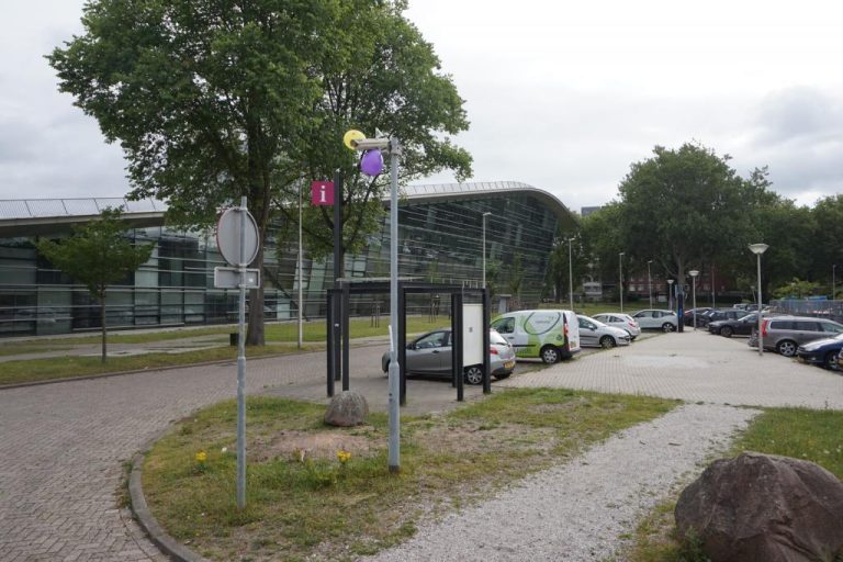 Op de verjaardag van George Orwell hebben De Piratenpartij Delft en Stip afgelopen zaterdag tientallen camera’s in Delftse wijken versierd. Met de actie willen ze meer bewustzijn over cameratoezicht creëren. Het aantal camera’s in de openbare ruimte groeit. Wanneer de gemeente of de politie camera’s plaatsen moet dit aan veel eisen voldoen. Zo moet het nut, de noodzaak en proportionaliteit zijn aangetoond, de bewaar termijn beperkt en de toegang goed beveiligd, legt Daylam Dag van Stip uit.