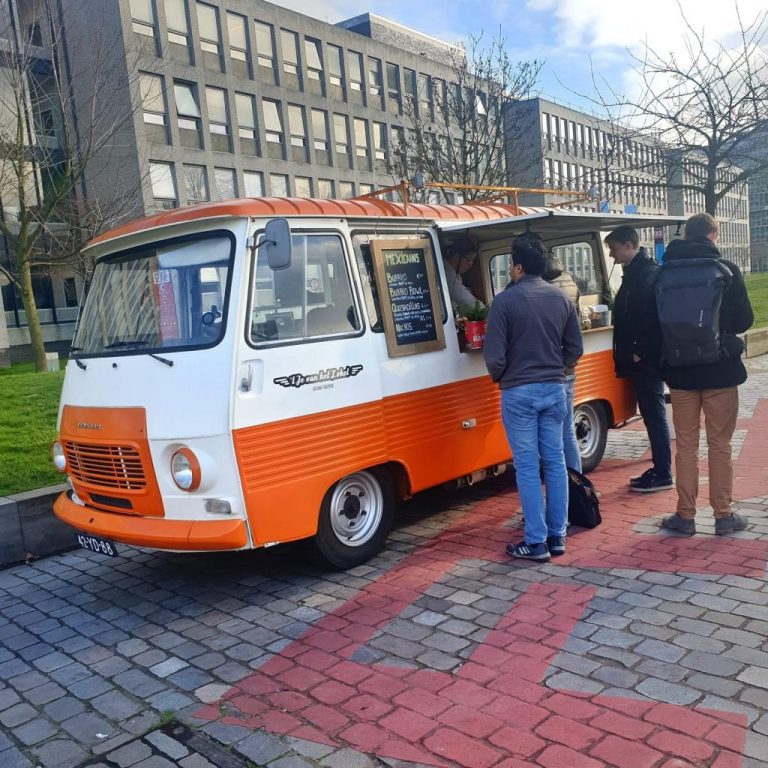 FoodtruckmetKlantenTU.jpg