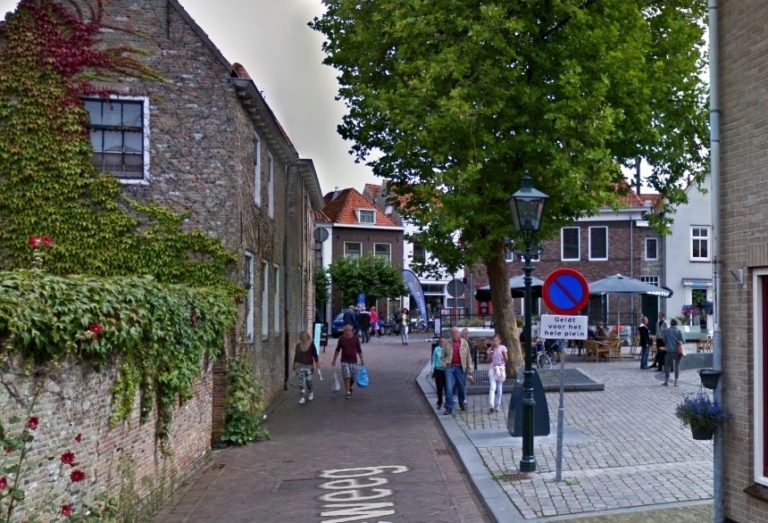 Geld_voor_het_gehele_plein__28Zierikzee_29__28Streetview_29.jpg