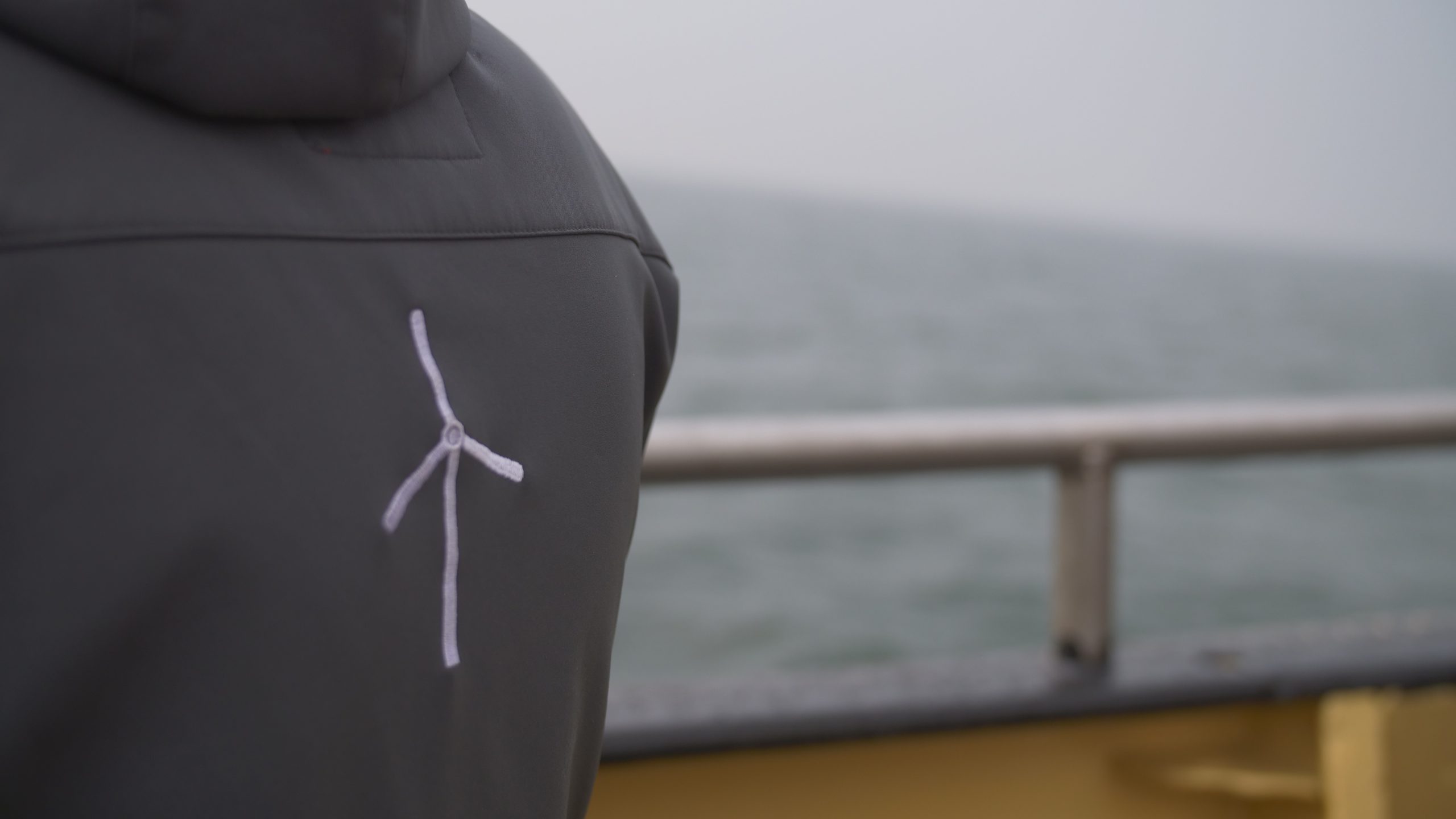 Windmolens in de mist