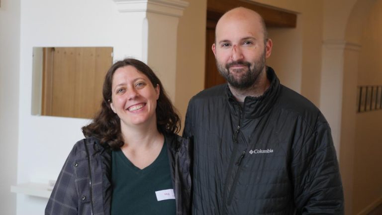 Meg en Dustin Amerikaanse technische ondersteuner Foto Roos van Tongeren.JPG