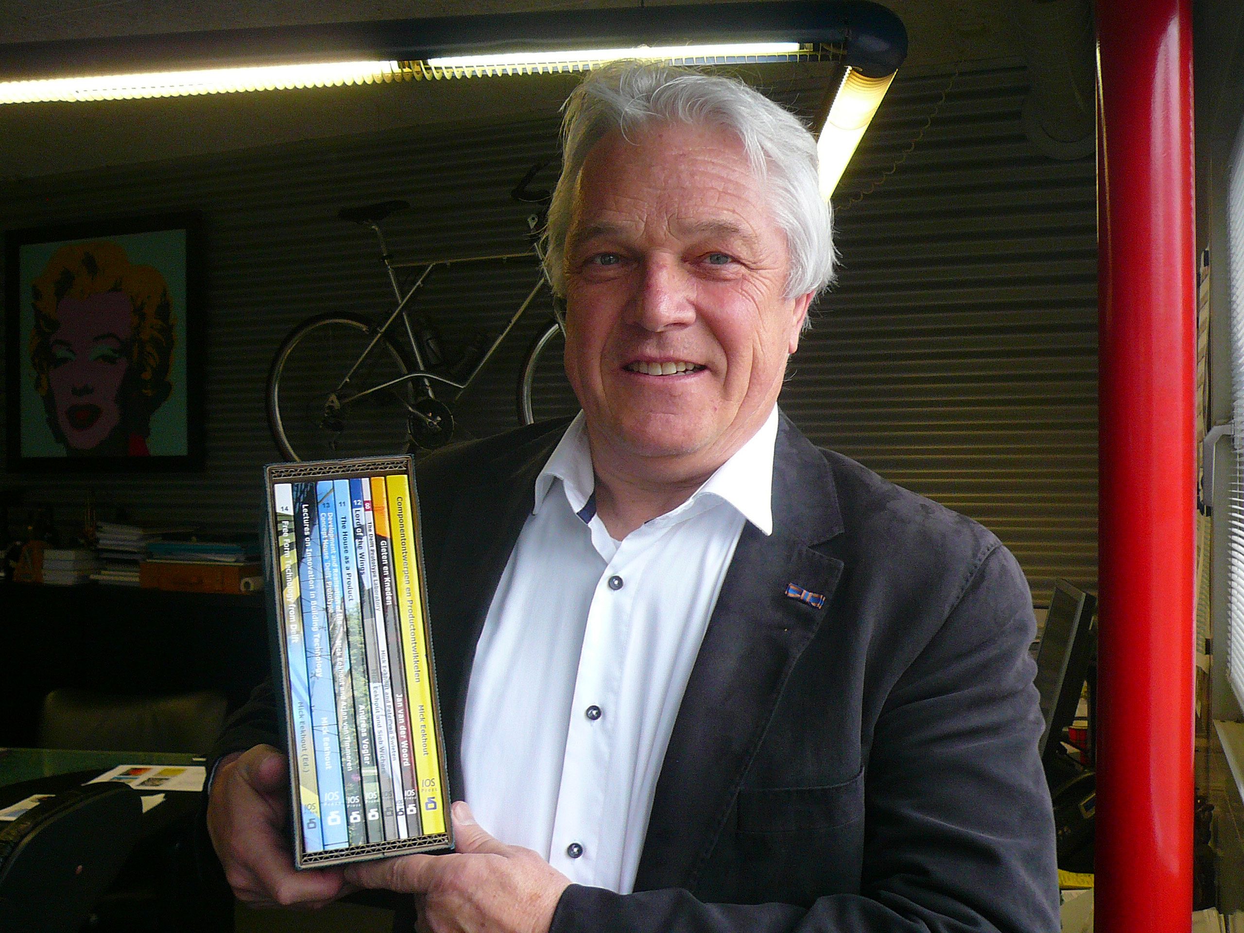 Eekhout schrijft box vol boeken