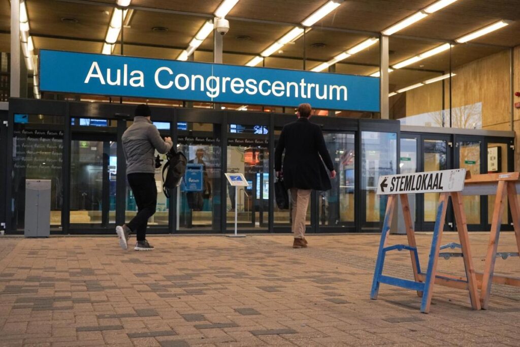Delta peilt: klimaat en wonen belangrijkste thema’s Het stemlokaal in de Aula op de TU Delft campus. Het is een foto van de ingang.