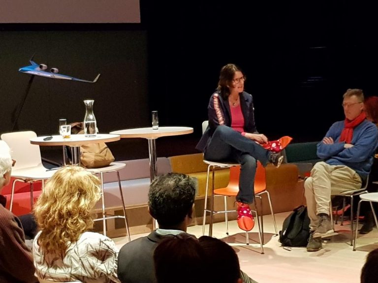 TheaHilhorstmet sloffen1400px_CVU.jpg