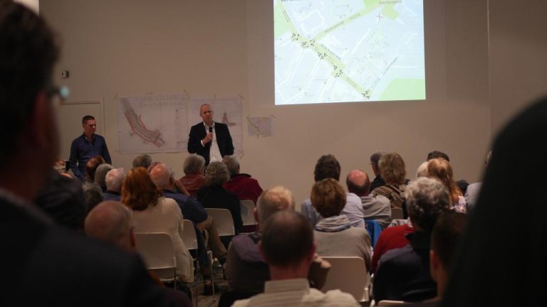 Zeeheldenbuurt bewoners luisteren - Foto Roos van Tongeren.JPG