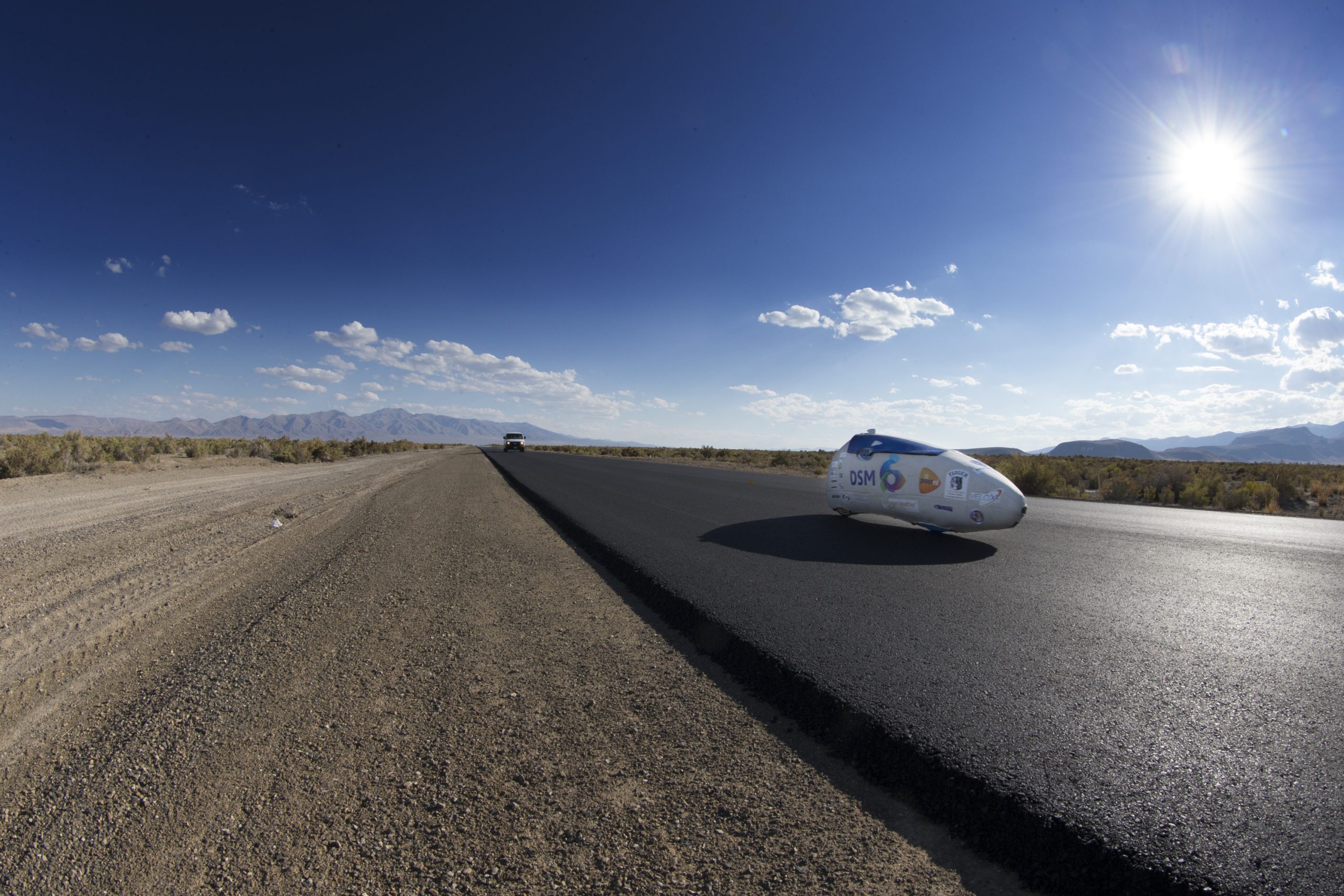 Fietsen tegen een muur van wind