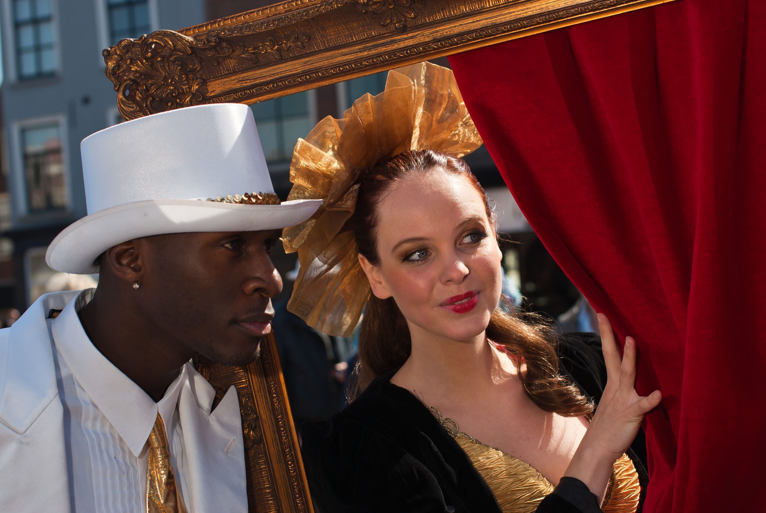 Onderonsje door de etalageruit