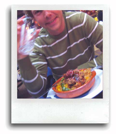 Mannen in roze pakken en verdwenen saté