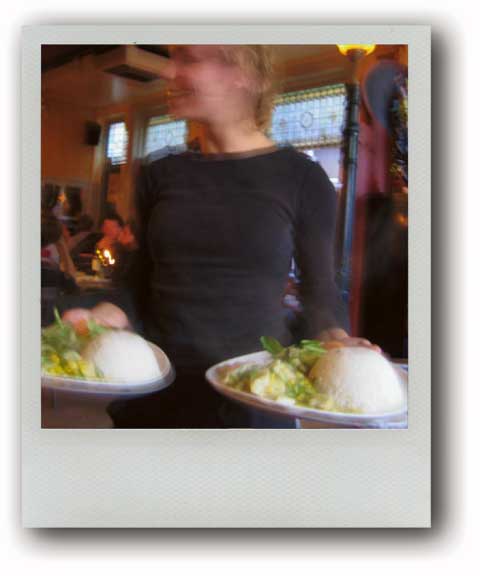 Zwoele zomeravond op een kerkbankje