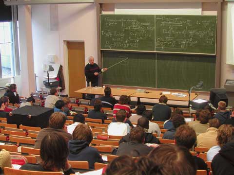 Routine in een donkerblauwe schipperstrui