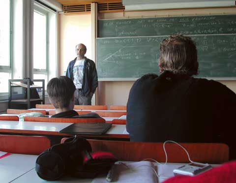Vliegende briefjes en stroopwafels