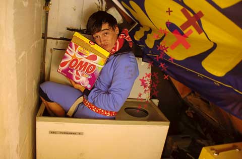 Jonge kistkalveren met schone kleding