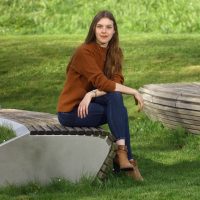 Mirte Brouwer zit op een bankje