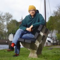 Otto Kaaij zit op een bankje