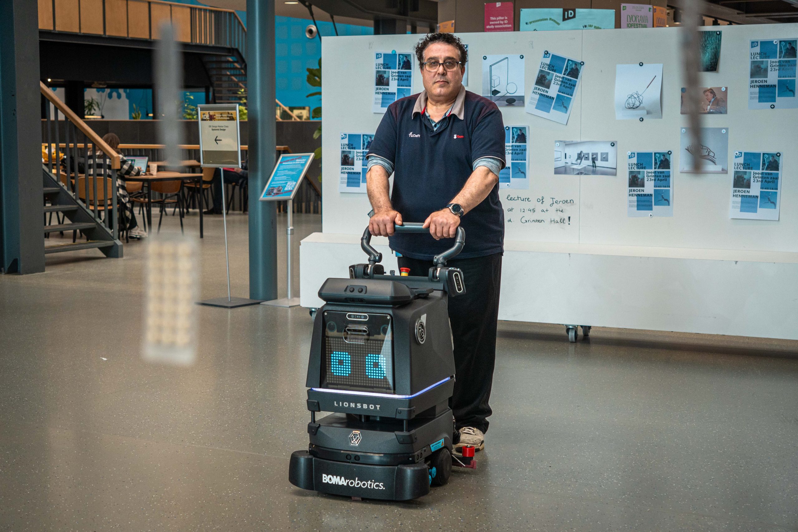 Omar met schoonmaakrobot