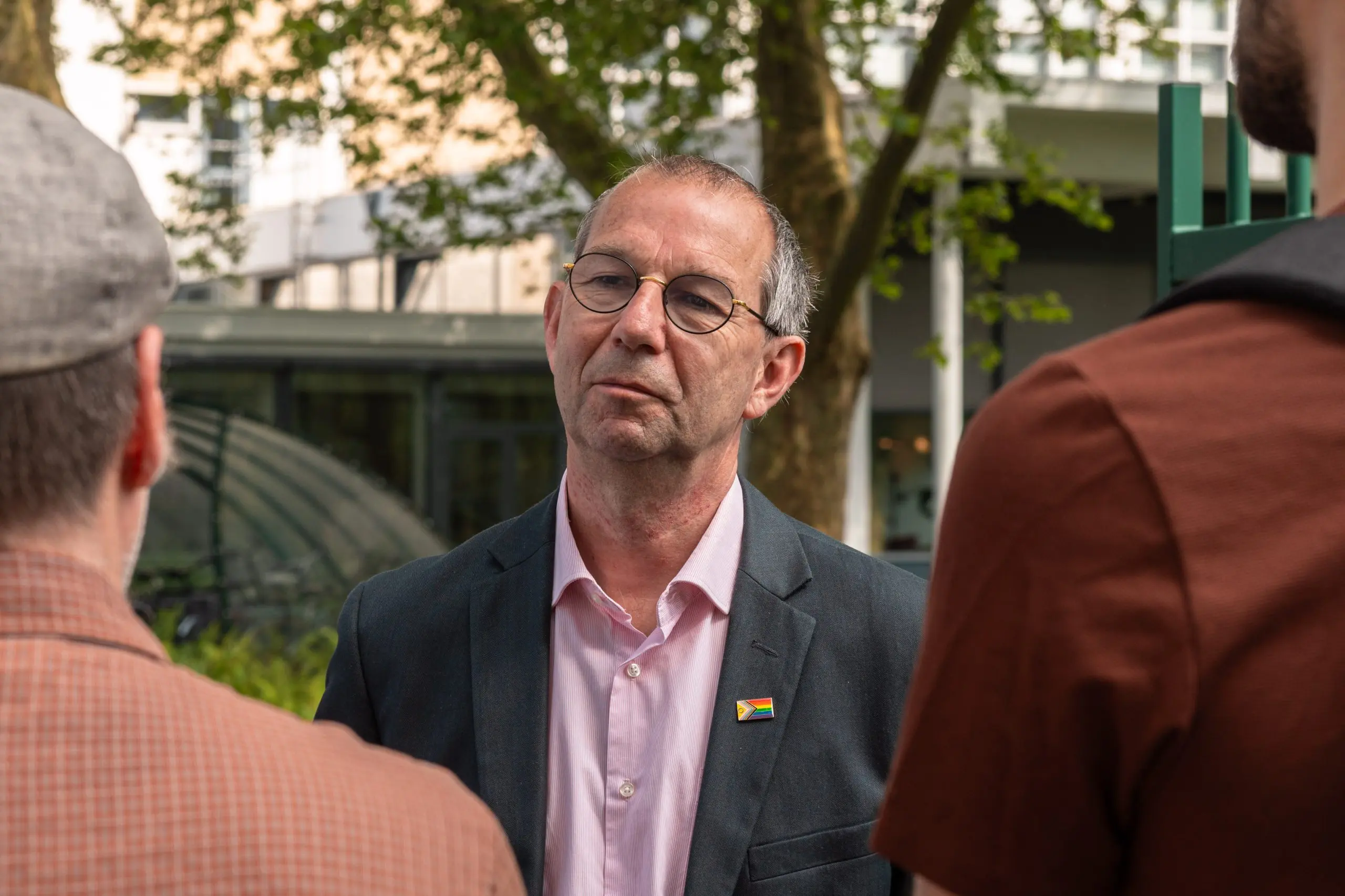 Rob Mudde in gesprek met activisten, die op de rug te zien zijn