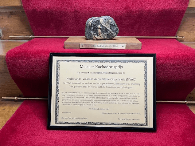 Accreditatieorganisatie wint kwakzalversprijs (Foto: Meester Kackadorisprijs 2024)