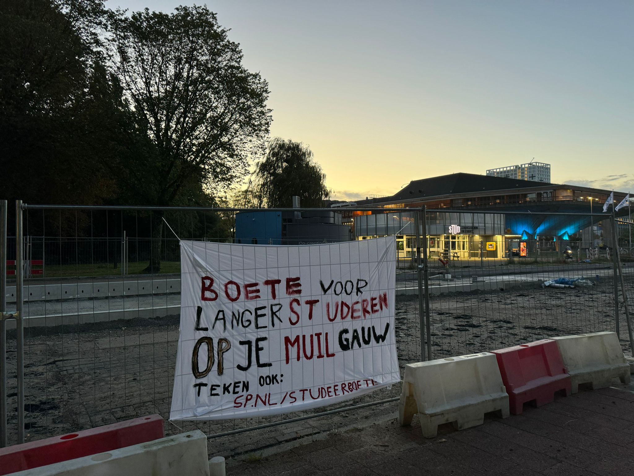 Spandoek met de tekst 'Boete voor langstuderen op je muil. Gauw, teken ook